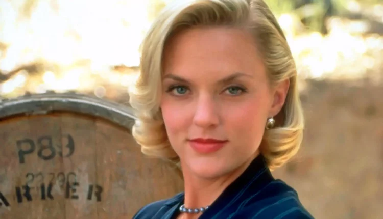 Elaine Hendrix 